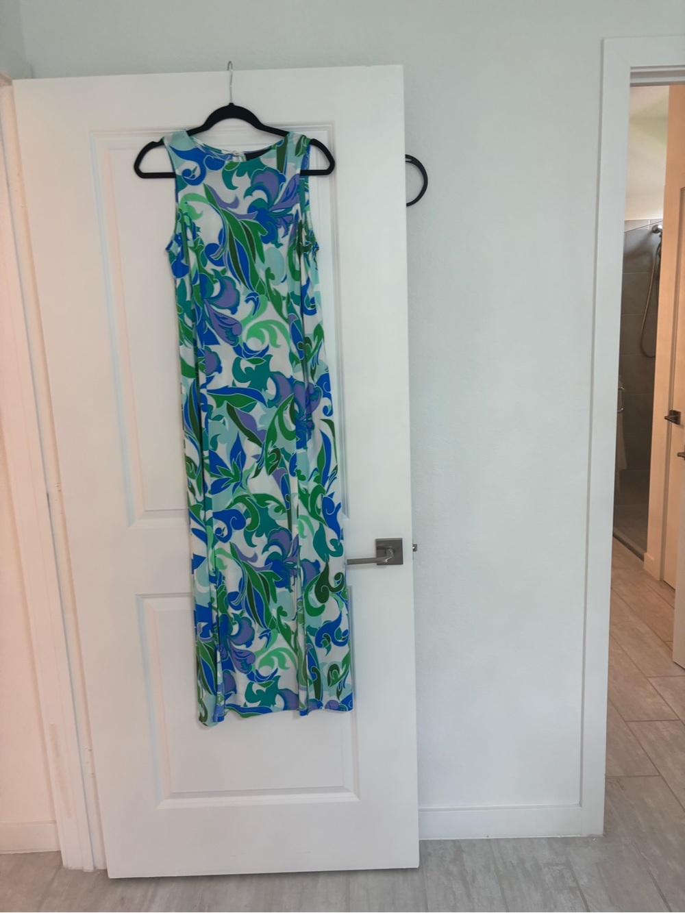 Donna Morgan Blue & Green Swirl Print Sleeveless Maxi Dress Size 12 no tags.
